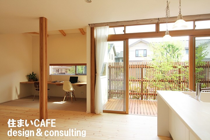 透明ガラス窓のリビングと書斎コーナーの施工例