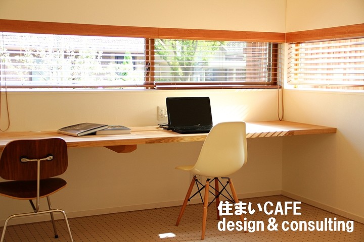 透明ガラス窓に木製ブラインドの書斎コーナーの施工例