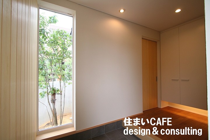 透明ガラス窓の玄関の施工例