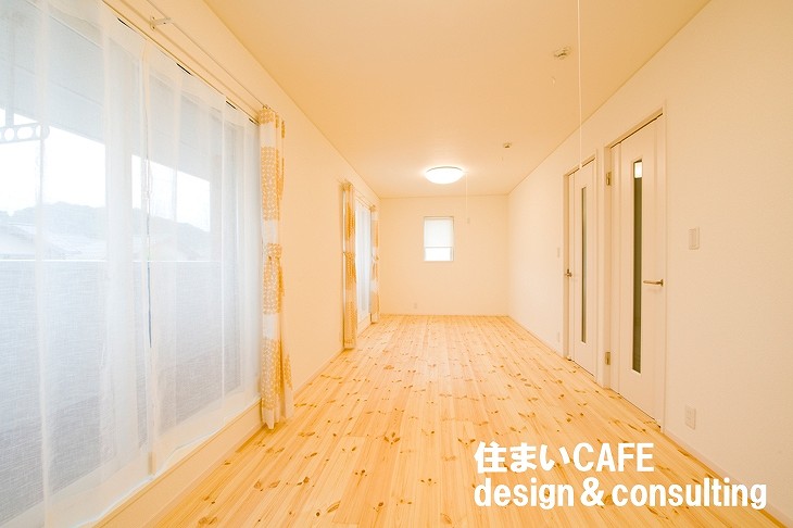 透明ガラスのテラス窓の子ども室の施工例