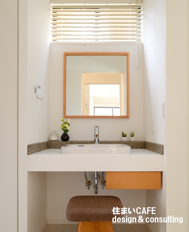 透明ガラス窓に木製ブラインドの洗面室の施工例