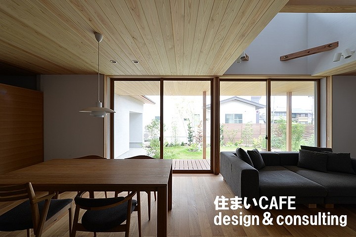 透明ガラス窓のリビングの施工例